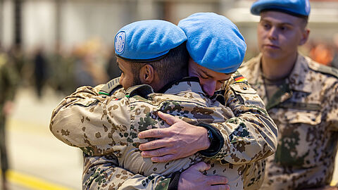Die letzten Einsatzkräfte der UN-Mission MINUSMA umarmen sich auf dem Fliegerhorst Wunstorf beim Rückkehrerappell. Foto: Bundeswehr/Rolf Klatt
