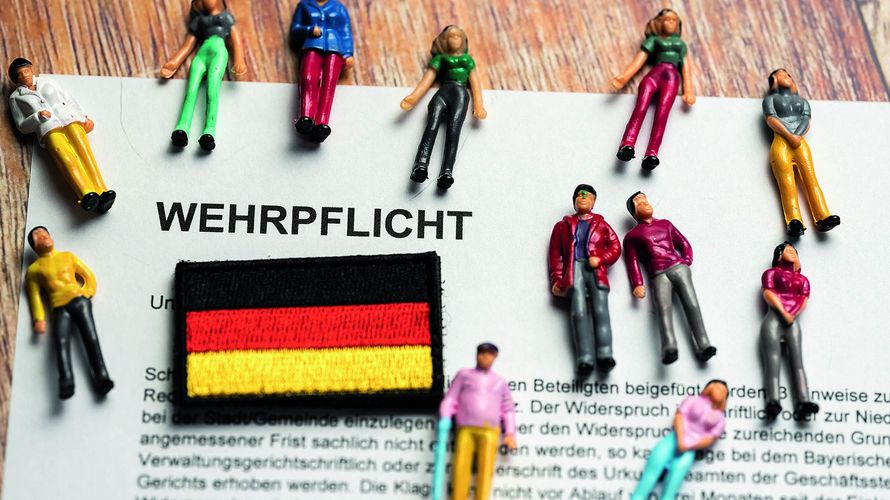 Bei einer selektiven Wehrpflicht wird genau festgelegt, wie viele Dienstposten man benötigt, und danach wird rekrutiert. Erst wenn die Anzahl der Freiwilligen nicht ausreicht, wird verpflichtend rekrutiert. Foto: Foto: picture alliance/CHROMORANGE/Michael Bihlmayer