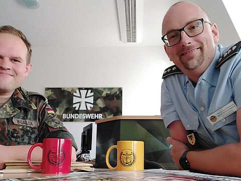 OSG Detlef Koalick und Hptm Weber im Gespräch über die Basisarbeit des DBwV. Foto: DBwV/Weber