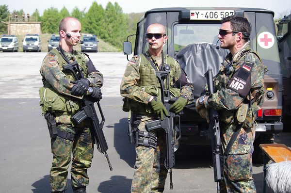 Feldjäger der Bundeswehr bei der Evakuierungs-Übung "Extricate Owl" 2009 in Bitburg. Foto: DBwV/Yann Bombeke