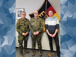 Bezirksvorsitzender Oberstleutnant Michael Schwab (von links), Oberstleutnant Alexander Pfeilschifter und Hauptfeldwebel d.R. Sven Reinhart (DBwV-Standortbeauftragter). Foto: DBwV    