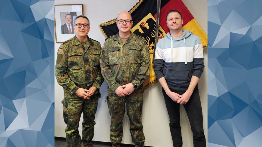 Bezirksvorsitzender Oberstleutnant Michael Schwab (von links), Oberstleutnant Alexander Pfeilschifter und Hauptfeldwebel d.R. Sven Reinhart (DBwV-Standortbeauftragter). Foto: DBwV    