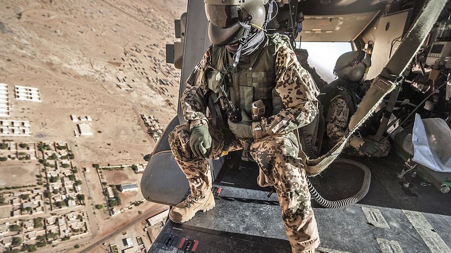 Ein Rettungsteam evakuiert bei einer Übung mit einem Mehrzweckhubschrauber NH-90 MedEvac einen Verwundeten in der Nähe von Gao/Mali. Foto: Bundeswehr/Müller