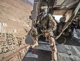 Ein Rettungsteam evakuiert bei einer Übung mit einem Mehrzweckhubschrauber NH-90 MedEvac einen Verwundeten in der Nähe von Gao/Mali. Foto: Bundeswehr/Müller