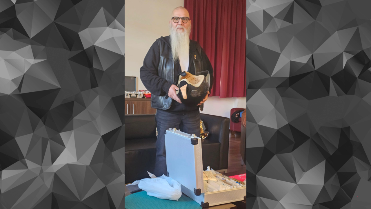 Die Kenntnisse der Ersten Hilfe frischte Lehr-Rettungsassistent Klaus L. Engler für die KERH Mitglieder auf. Foto: Hans-Ludwig Köhler