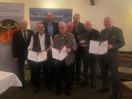 Nordholz: Der Kameradschaftsvorsitzende Stabsbootsmann a.D. Wolfgang Hegemann, Uwe Heins, der Bezirksvorsitzende Hauptmann a.D. Michael Scholz, Alfons Meßner, Ernst Becker, Johann Schetzkens, Kurt-Jürgen Klempau und Horst Gerriets. Foto: LV Nord