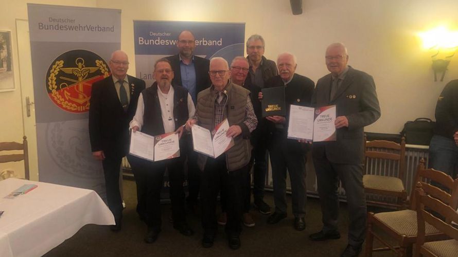 Nordholz: Der Kameradschaftsvorsitzende Stabsbootsmann a.D. Wolfgang Hegemann, Uwe Heins, der Bezirksvorsitzende Hauptmann a.D. Michael Scholz, Alfons Meßner, Ernst Becker, Johann Schetzkens, Kurt-Jürgen Klempau und Horst Gerriets. Foto: LV Nord