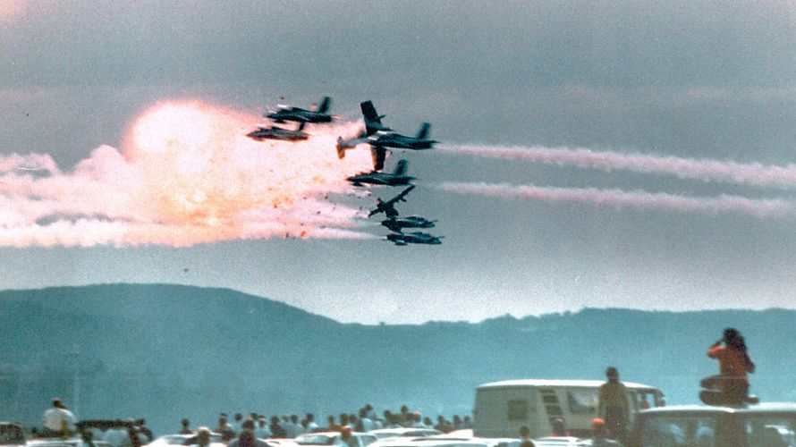 Nach dem Zusammenstoß in der Luft raste ein brennendes Flugzeug in die Zuschauermenge Foto: dpa