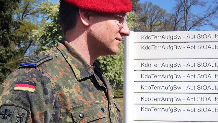 Robbin Schacht vom DBwV dient im Kampf gegen die Corona-Pandemie als Reservist. Eingesetzt ist er im Berliner Lagezentrum der Bundeswehr. Foto: DBwV/Mika Schmidt