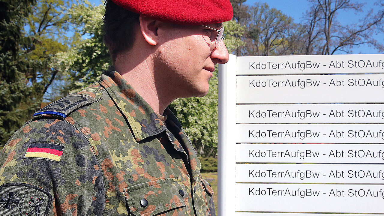 Robbin Schacht vom DBwV dient im Kampf gegen die Corona-Pandemie als Reservist. Eingesetzt ist er im Berliner Lagezentrum der Bundeswehr. Foto: DBwV/Mika Schmidt