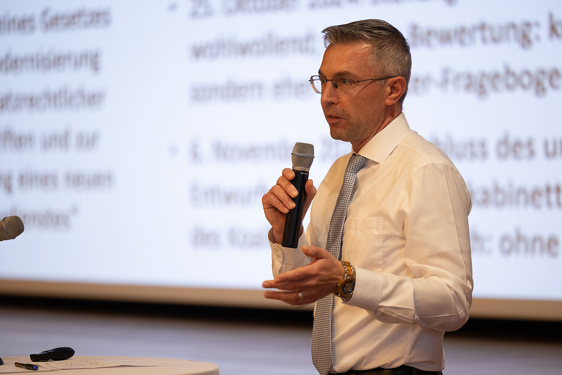 DBwV-Justitiar Major d.R. Christian Sieh trug zum geplanten neuen Wehrdienstmodell vor. Foto: DBwV/Yann Bombeke