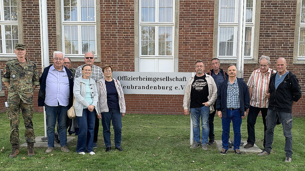 Die Teilnehmer der KERH Neubrandenburg am historischen Rundgang in der örtlichen Tollense-Kaserne. Foto: Steffen Braun