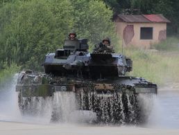 Ein Kampfpanzer vom Typ Leopard 2 durchquert ein Gewässer. Viele Soldaten möchten sich gerne mehr engagieren, verlangen dafür aber eine bessere Ausstattung Foto: Bundeswehr