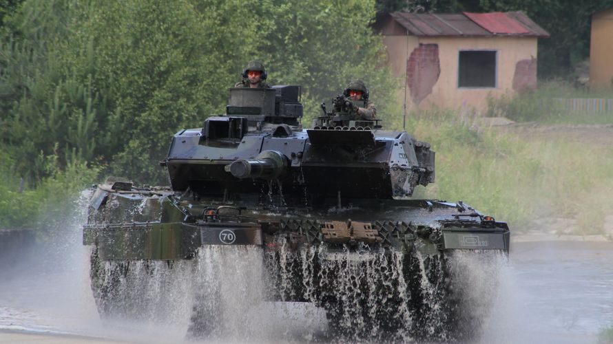 Ein Kampfpanzer vom Typ Leopard 2 durchquert ein Gewässer. Viele Soldaten möchten sich gerne mehr engagieren, verlangen dafür aber eine bessere Ausstattung Foto: Bundeswehr