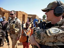 Soldaten des des 4. Deutschen Einsatzkontingents MINUSMA gehen über den Wochenmarkt in Wabaria nahe Gao/Mali. Am Sonntag wählt das Land Foto: Bundeswehr/Sebastian Wilke