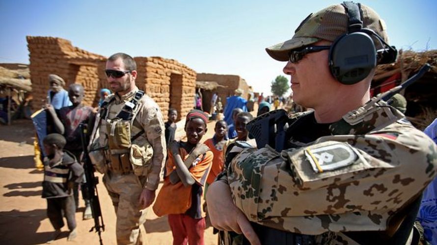 Soldaten des des 4. Deutschen Einsatzkontingents MINUSMA gehen über den Wochenmarkt in Wabaria nahe Gao/Mali. Am Sonntag wählt das Land Foto: Bundeswehr/Sebastian Wilke