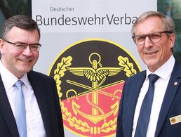 Staatsminister Dr. Florian Hermann (l.) und der Landesvorsitzende Gerhard Stärk. Foto: DBwV/Kaminisky