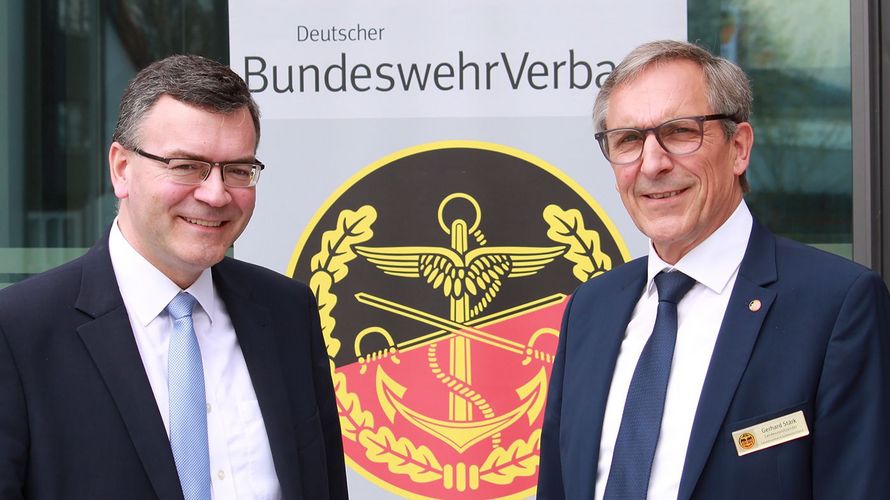 Staatsminister Dr. Florian Hermann (l.) und der Landesvorsitzende Gerhard Stärk. Foto: DBwV/Kaminisky