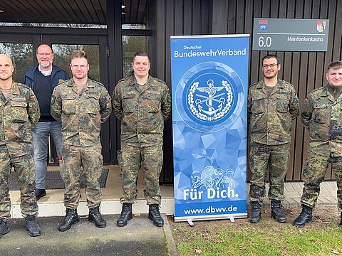 Neuer Vorstand mit geehrten Mandatsträgern: Vorsitzender Hauptfeldwebel Sascha Schmidt (von links), Bezirksvorsitzender Hauptmann a.D. Oliver Hartmann, Stabsunteroffizier Adrian Nees, Hauptfeldwebel Peter Wientzek, Oberstabsgefreiter Alexander Kegel und Stabsunteroffizier Michael Giese. Fotos: sTruka Mainfranken-Kaserne