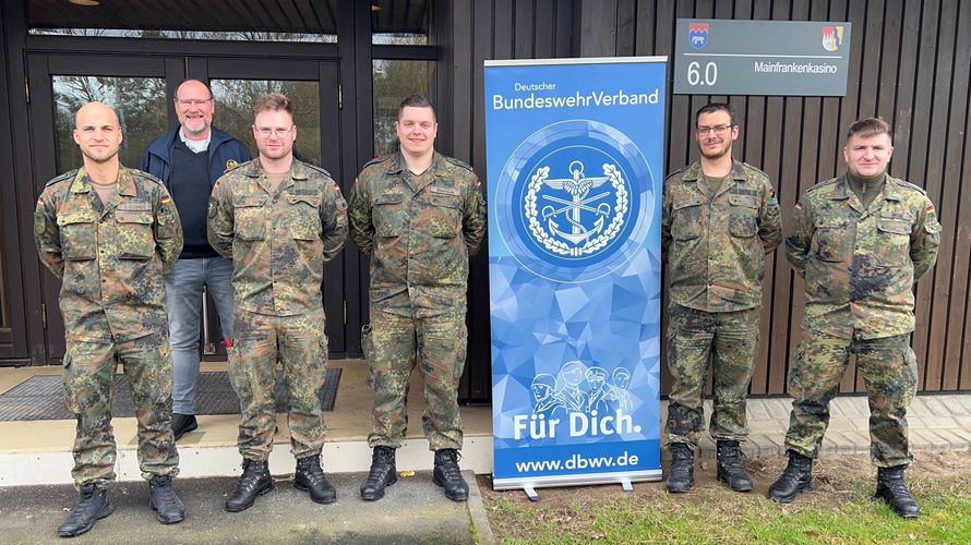 Neuer Vorstand mit geehrten Mandatsträgern: Vorsitzender Hauptfeldwebel Sascha Schmidt (von links), Bezirksvorsitzender Hauptmann a.D. Oliver Hartmann, Stabsunteroffizier Adrian Nees, Hauptfeldwebel Peter Wientzek, Oberstabsgefreiter Alexander Kegel und Stabsunteroffizier Michael Giese. Fotos: sTruka Mainfranken-Kaserne