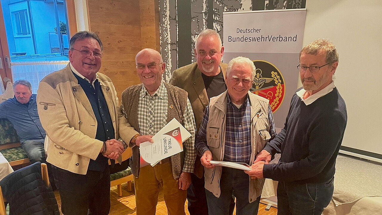 Bezirksvorsitzender Stabsfeldwebel a.D. Franz Jung (v.l.) bei der Ehrung von Hauptmann a.D. Ulrich Woelm, Oberstleutnant a.D. Norbert Wenzlick und Oberstleutnant a.D. Udo Gredner mit Vorsitzendem Oberstleutnant a.D. Kurt Rasch. Foto: Robert Schmidt