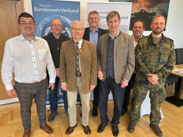 Regens 1. Bürgermeister Andreas Kroner (von links), KERH-Vorsitzender Ralf Habenicht, Oberstleutnant a.D. Karl-Heinz Scholz, ERH-Landesvorsitzender Bernhard Hauber, Oberstleutnant a.D. Klaus Köppe, Stabsfeldwebel a.D. Otto Probst, Oberstleutnant Sean Papendorf. Foto: hau