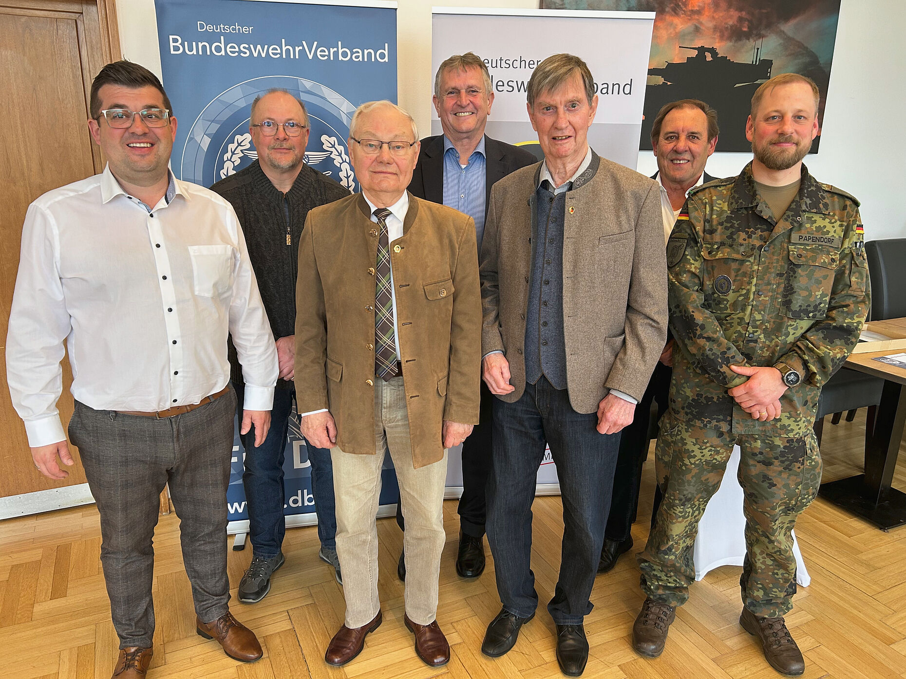 Regens 1. Bürgermeister Andreas Kroner (von links), KERH-Vorsitzender Ralf Habenicht, Oberstleutnant a.D. Karl-Heinz Scholz, ERH-Landesvorsitzender Bernhard Hauber, Oberstleutnant a.D. Klaus Köppe, Stabsfeldwebel a.D. Otto Probst, Oberstleutnant Sean Papendorf. Foto: hau