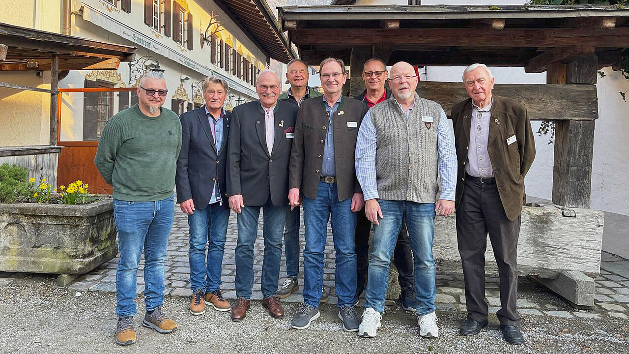 Der Vorstand der Kameradschaft ERH unter Hauptmann a.D. Hans-Walter Teßler (5.v.l.) erhielt für die nächste Wahlperiode drei neue Mitglieder. Foto: KERH Rosenheim
