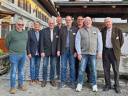 Der Vorstand der Kameradschaft ERH unter Hauptmann a.D. Hans-Walter Teßler (5.v.l.) erhielt für die nächste Wahlperiode drei neue Mitglieder. Foto: KERH Rosenheim