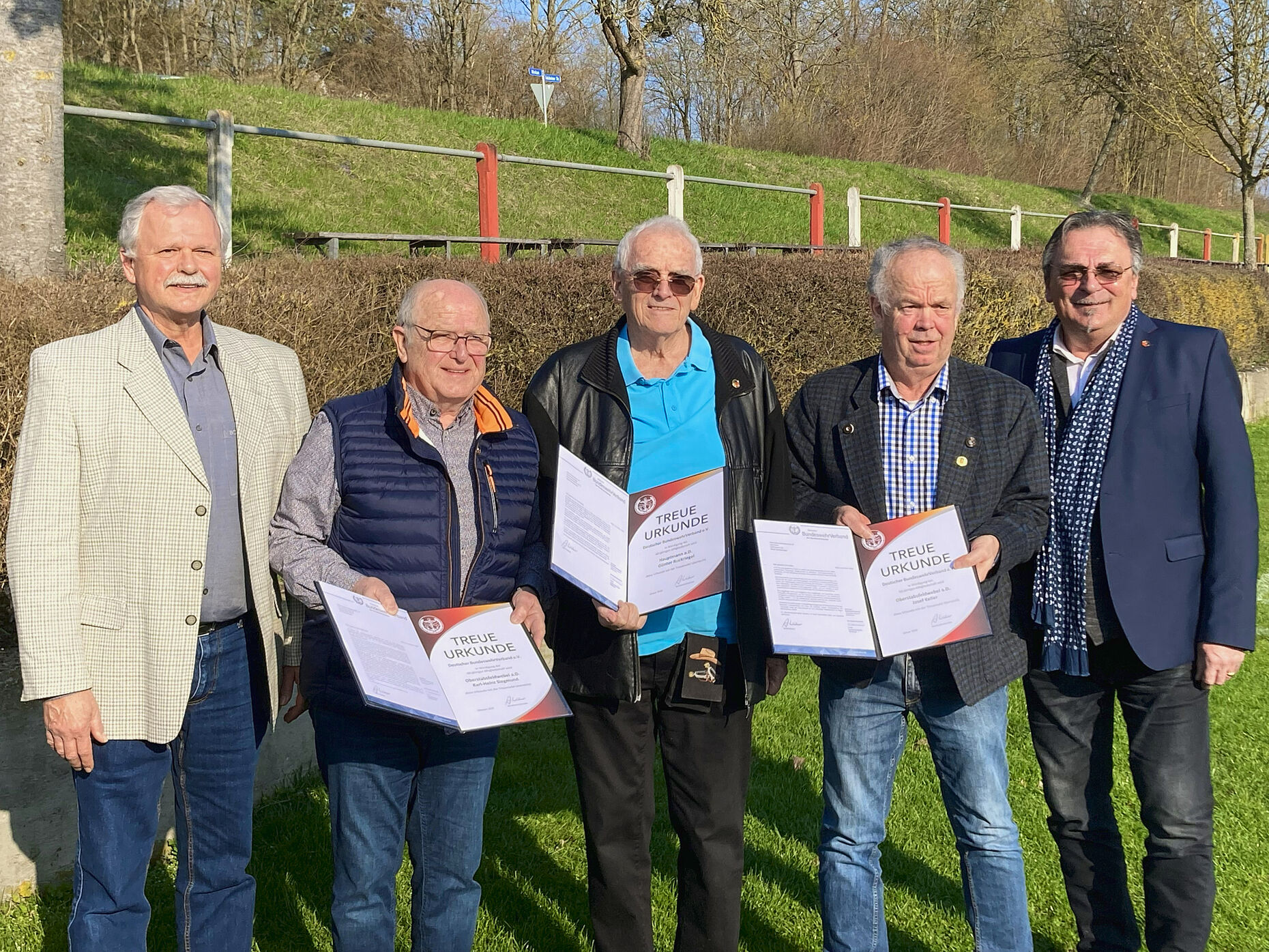 Auf der Wahlversammlung vom KERH-Vorsitzenden Oberstabsfeldwebel a.D. Peter Schierle (v.l.) geehrte Mitglieder: Oberstabsfeldwebel a.D. Karl-Heinz Siegmund, Hauptmann a.D. Günter Ruckriegel, Oberstabsfeldwebel a.D. Josef Keller, hier mit dem Bezirksvorsitzenden Stabsfeldwebel a.D. Franz Jung. Foto: Johann Baars