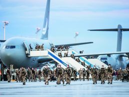 Einsatzkräfte der militärischen Evakuierungsoperation in Kabul landen am 27. August mit dem Transportflugzeug Airbus A310 auf dem Fliegerhorst Wunstorf. Foto: Bundeswehr/Neumann