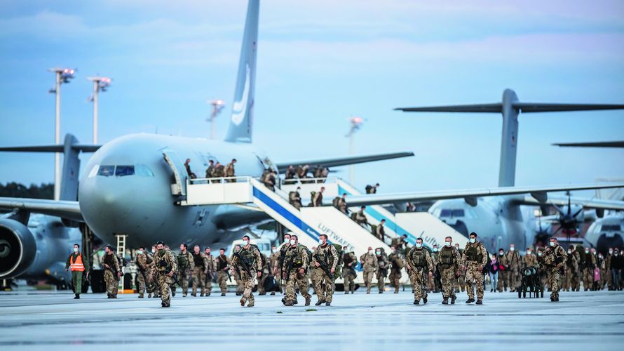 Einsatzkräfte der militärischen Evakuierungsoperation in Kabul landen am 27. August mit dem Transportflugzeug Airbus A310 auf dem Fliegerhorst Wunstorf. Foto: Bundeswehr/Neumann