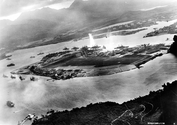 Aufnahme aus einem angreifenden japanischen Flugzeug: In der Mitte ist ein Torpedotreffer auf der "USS Oklahoma" zu sehen. Foto: Imperial Japanese Navy - Official U.S. Navy photograph NH 50930