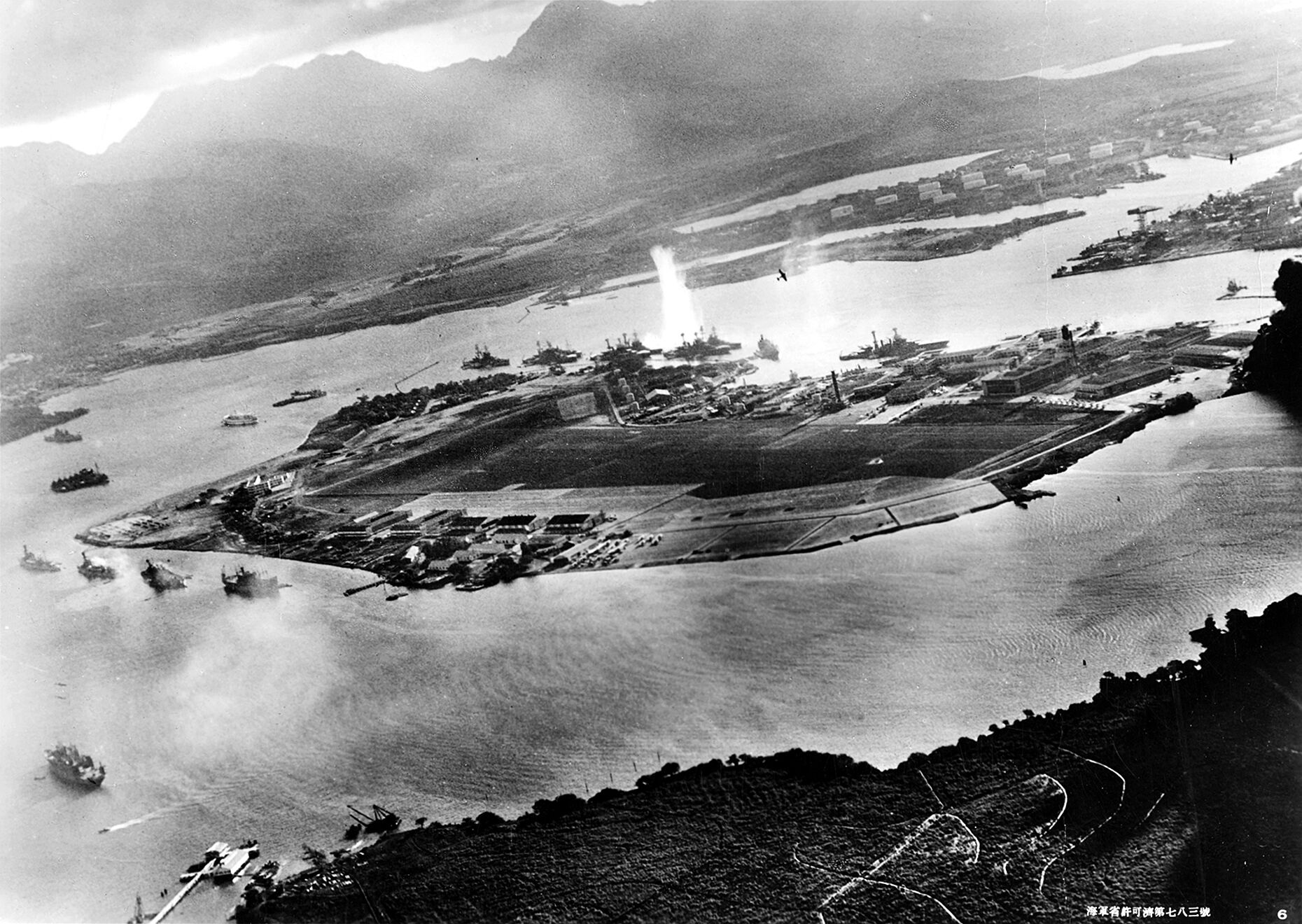 Aufnahme aus einem angreifenden japanischen Flugzeug: In der Mitte ist ein Torpedotreffer auf der "USS Oklahoma" zu sehen. Foto: Imperial Japanese Navy - Official U.S. Navy photograph NH 50930