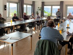 Der Vorsitzende der KERH Laage, Stabsfeldwebel a. D. Grünewald (hinten stehend), bei seinem Rechenschaftsbericht. Foto: Steffen Braun