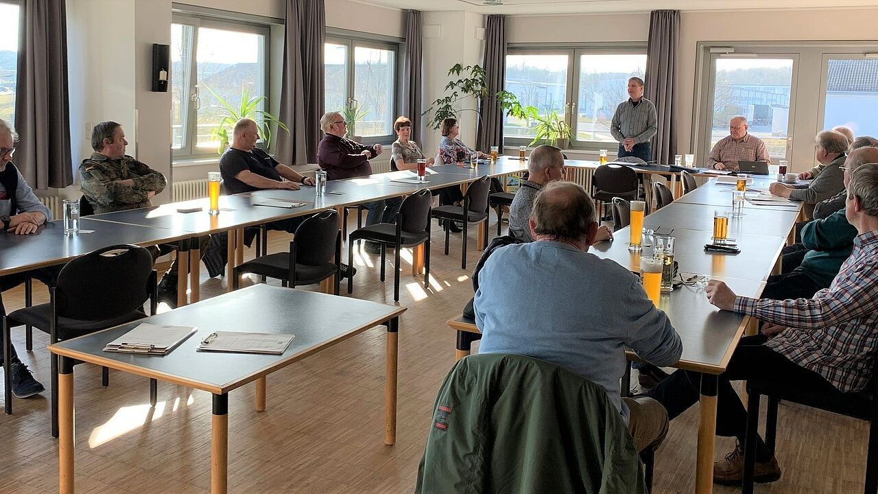 Der Vorsitzende der KERH Laage, Stabsfeldwebel a. D. Grünewald (hinten stehend), bei seinem Rechenschaftsbericht. Foto: Steffen Braun