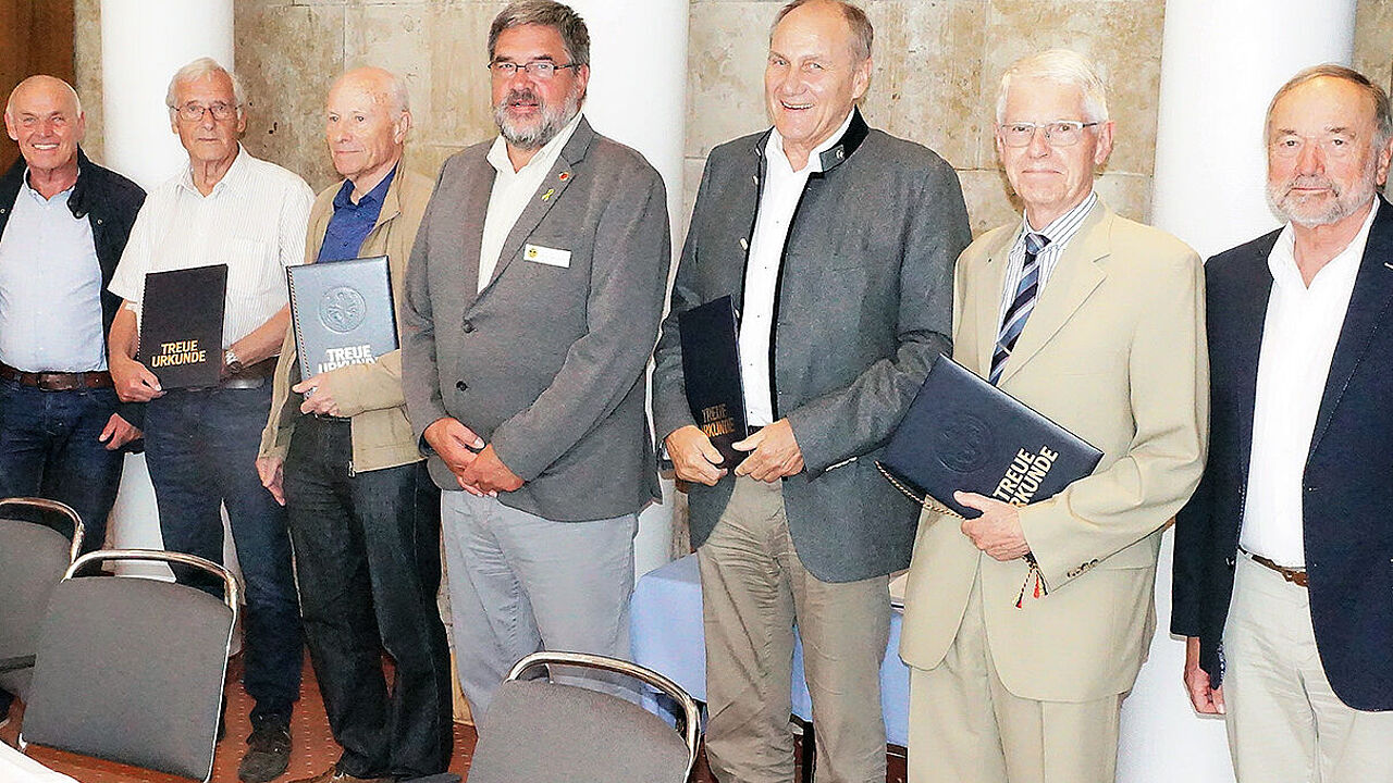 Ernst Wendland (Mitte) beglückwünschte langjährige Mitglieder der ERH Bonn Foto: KERH Bonn