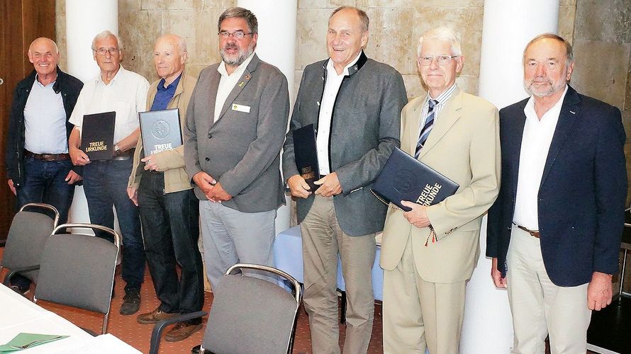 Ernst Wendland (Mitte) beglückwünschte langjährige Mitglieder der ERH Bonn Foto: KERH Bonn