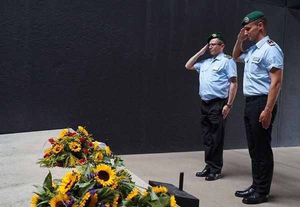 Am Ehrenmal legten Stabsfeldwebel Thomas Schwappacher und Oberstleutant i.G. Marcel Bohnert (r.) einen Kranz nieder. Foto: DBwV/Kruse