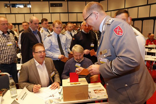 Der Vorsitzende der Standortkameradschaft Celle, Oberstleutnant Heiko Tadge, bei der Stimmabgabe. Foto: DBwV/Hepner