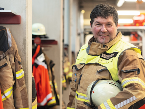 Einer von einer Million: So viele Frauen und Männer leisten ehrenamtlich Dienst in den Freiwilligen Feuerwehren. Feuerwehr-Kommandant Christian Schweiger hat nach 18 Jahren sein Amt in jüngere Hände gegeben. Foto: Catherina Hess/dpa
