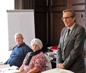 Landesvorsitzender Stärk (r.) und Vorsitzender Fachbereich Zivile Beschäftigte, Klaus-Hermann Scharf (l.), führten mit Ansprechpartnerin Zivile Beschäftigte Gabriele Bühler-Seidel durch die Tagung