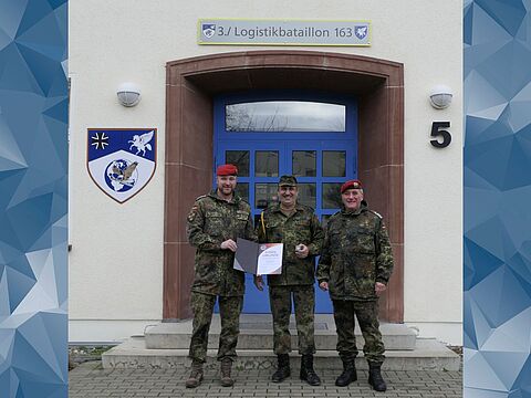 Als eine der letzten Amtshandlungen im Jahr 2024 konnte, der Bezirksvorsitzende Sachsen-Anhalt, Stabsfeldwebel Tino Nicolai (links) gemeinsam mit dem Vorsitzenden der StOKa Burg/Magdeburg, Stabsfeldwebel Dirk Wontka, den Vorsitzenden der TruKa Waldfrieden mit der Ehrennadel in Bronze des DBwV auszeichnen. Foto: Falk Burkhardt