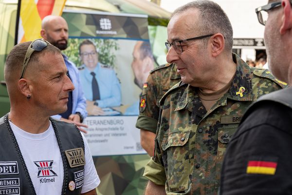 Generalinspekteur Carsten Breuer im Gespräch mit Veteranen. Foto: DBwV/Yann Bombeke