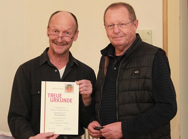 (v.l.): Stv. Vorsitzender Stabsfeldwebel a.D. Bernd Uiffinger überreicht Stabsfeldwebel a.D. Harald Krause die Treueurkunde. Foto: DBwV/Ingo Kaminsky