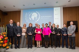 Gruppenbild der Ehrengäste und Preisträger beim Tag des Peacekeeper