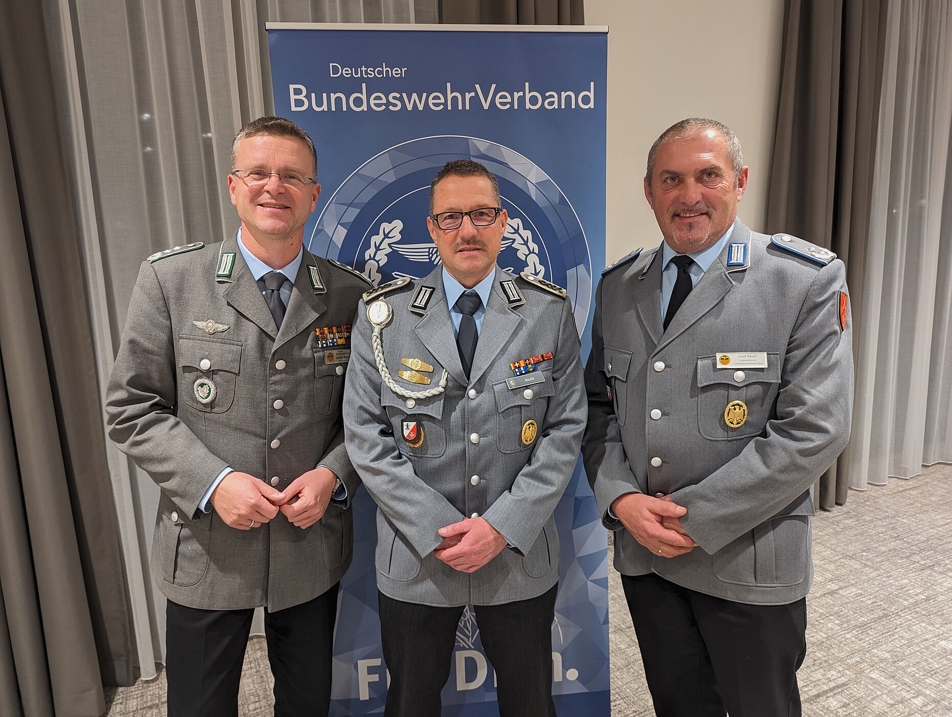 Bundesvorsitzender Oberst André Wüstner (v.l.) mit Mitorganisator des Standorttages und TruKa-Vorsitzendem Oberstabsfeldwebel Philipp Raab sowie Landesvorsitzender Oberstleutnant a.D. Josef Rauch. Foto: Armin Brenning