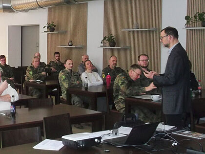 Ralph Edelhäußer (MdB) berichtete bei der Standortversammlung in Roth von seiner parlamentarischen Arbeit als Mitglied im Verteidigungsausschuss in Berlin. Foto: Robert Wechsler