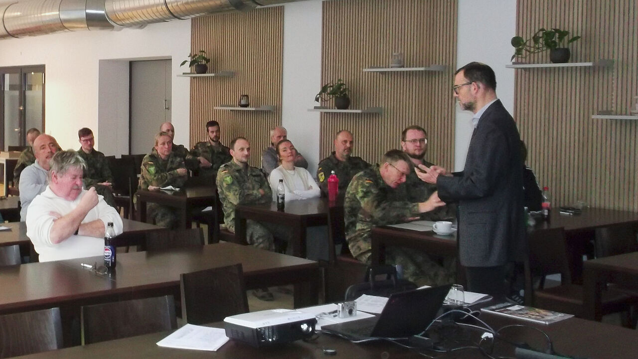 Ralph Edelhäußer (MdB) berichtete bei der Standortversammlung in Roth von seiner parlamentarischen Arbeit als Mitglied im Verteidigungsausschuss in Berlin. Foto: Robert Wechsler