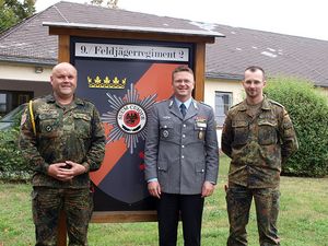 v.l.: Oberstabsfeldwebel Jan von Holten, DBwV-Chef André Wüstner, Hauptmann Julian Ludwig, Kompaniechef des 9. Feldjägerregiments 2. Foto: DBwV